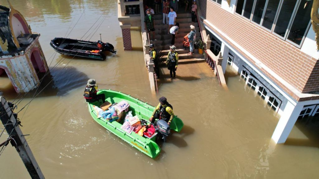 救援队伍送物资